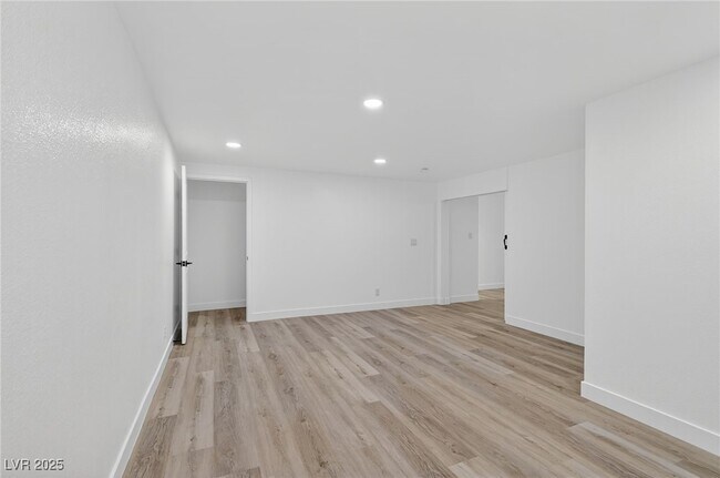 Building Photo - 405 Scenic Dr