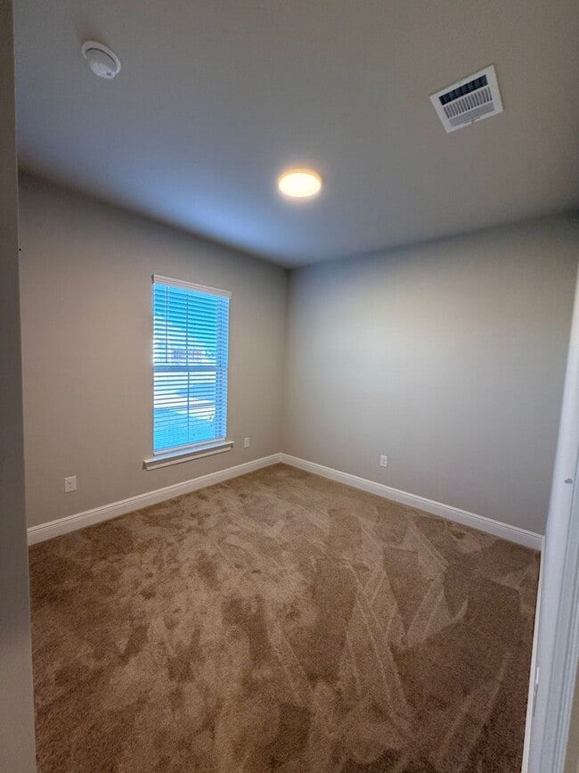 Building Photo - 820 Venecia Dr