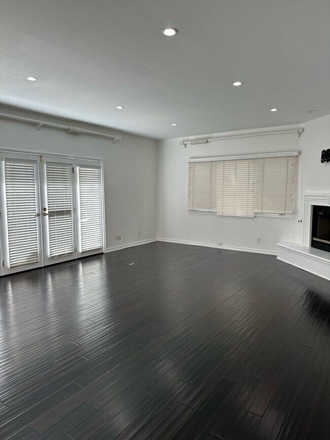 Building Photo - 435 Arnaz Dr