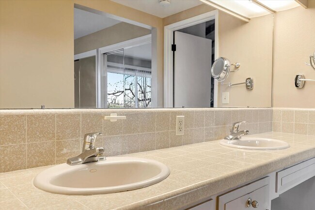 Building Photo - Tri-Level Home in Los Gatos