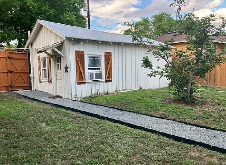 400 sq ft storage shed - 515 W Agarita Ave