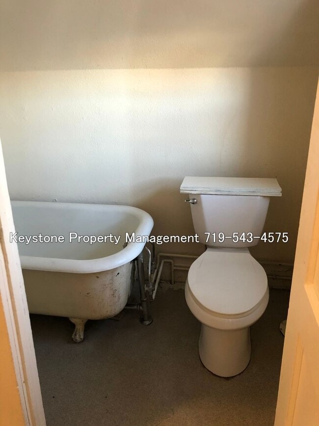 Building Photo - ALL UTILITIES INCLUDED! Upstairs -  1 Bed/1 Bath Apartment with $350 Off Move In Special!  $700/$700