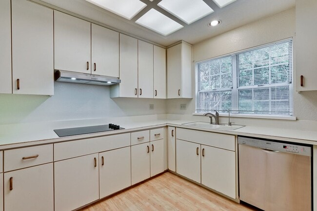Building Photo - Lovely and spacious 3BR 2.5BA townhouse in...