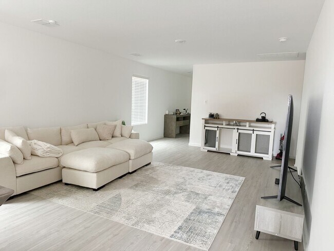 Building Photo - Stunning 3 Bed 2 Bath home for Rent