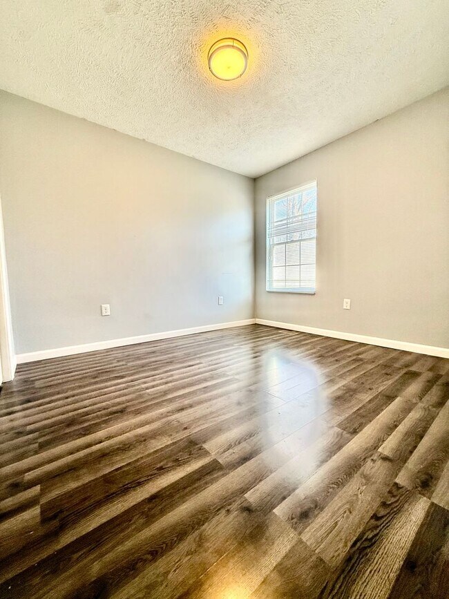 Building Photo - 424 N Hay St