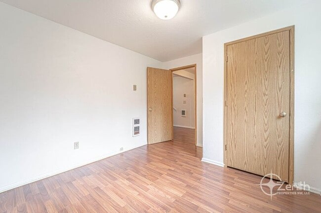 Building Photo - 106 W Beacon Hill Dr