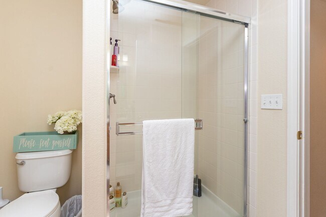 Building Photo - Charming Monument Retreat with  Private Ba...