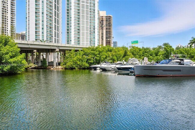 Building Photo - 3600 Mystic Pointe Dr