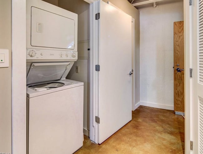 Building Photo - 415 St Pauls Blvd