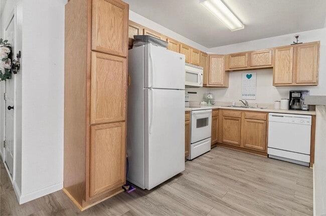 Building Photo - Duplex close to post