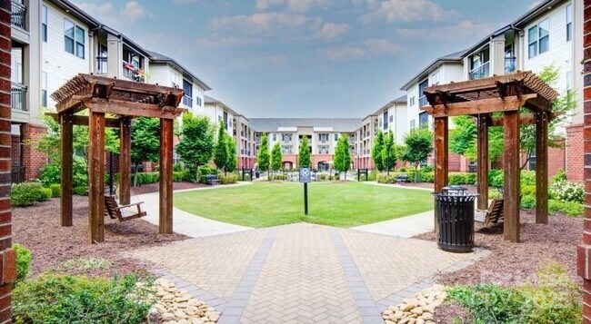 Building Photo - 10624 Parrish St