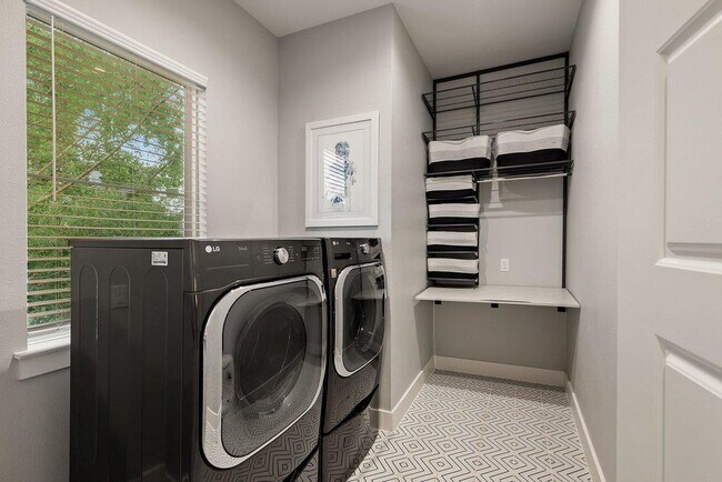 Building Photo - 3018 Sunridge Dr