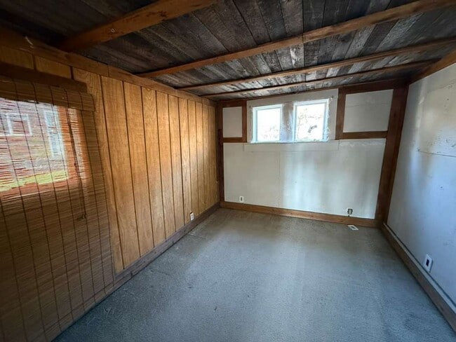 Building Photo - Two Bed 1 Bath House with Fenced Backyard!