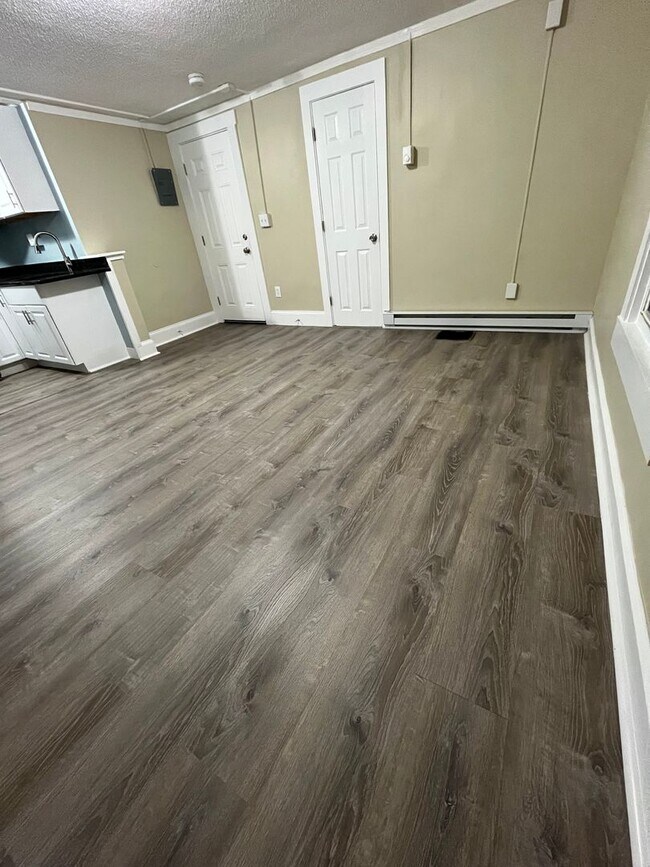 Building Photo - Gorgeous Studio, Second-floor! Apartment i...