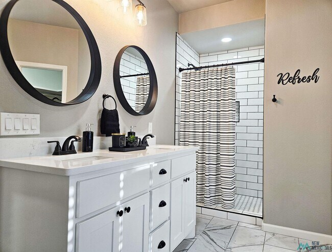 Building Photo - 510 W Dallas Ave