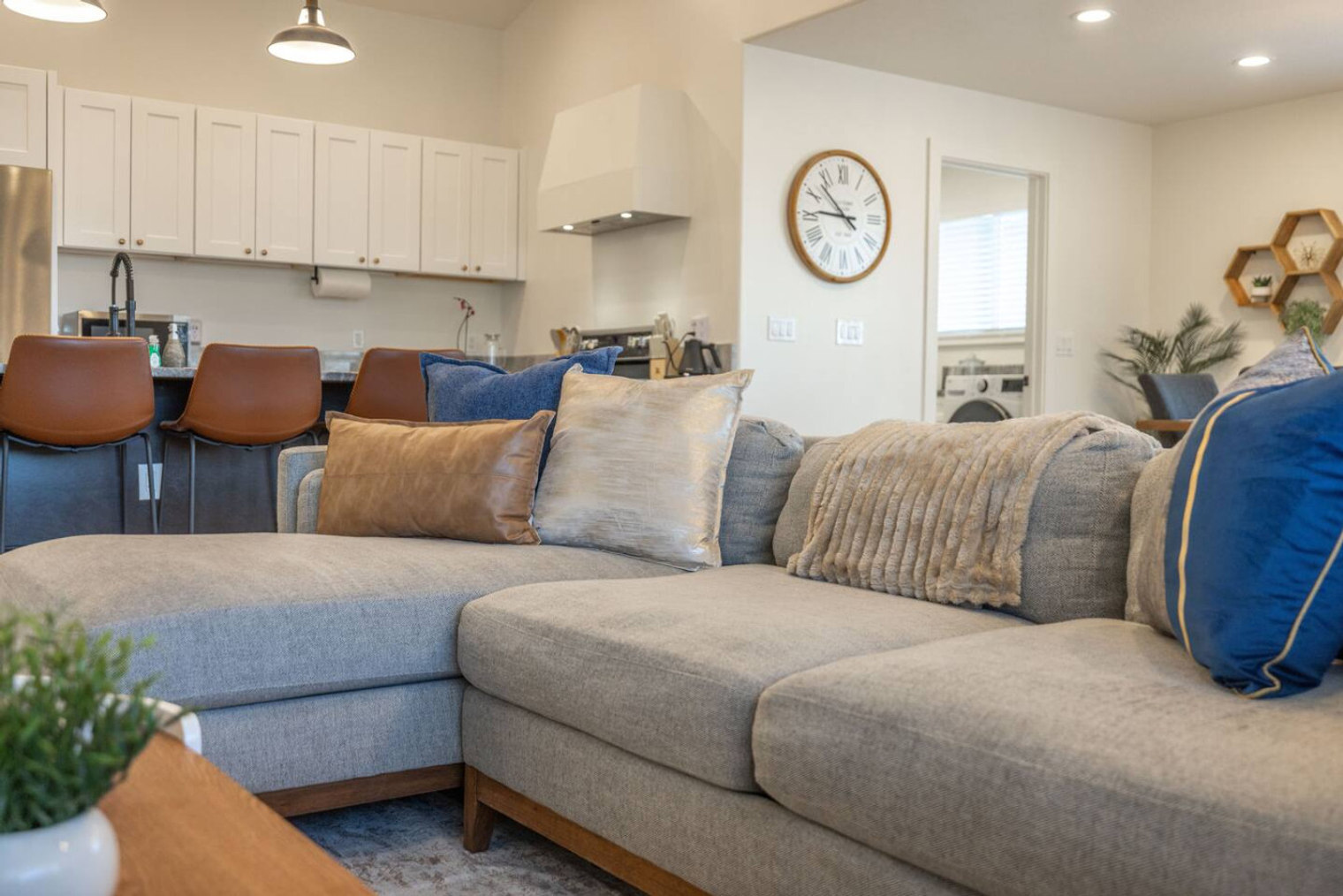 Building Photo - 1157 E Sego Lily Dr