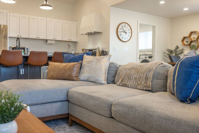 Building Photo - 1157 E Sego Lily Dr