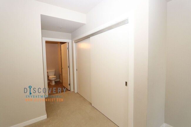 Building Photo - Large Downtown Oakland Two Bedroom Condomi...