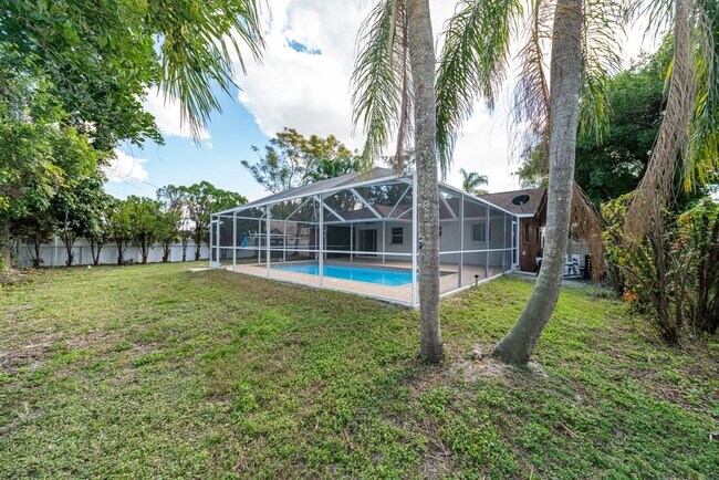 Building Photo - BEAUTIFUL POOL HOUSE NOW AVAILABLE!!! Special Offer! Qualify for a deposit-free option and save o...