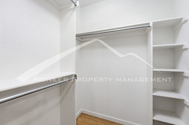 Building Photo - Spacious Townhouse with Central AC and Was...