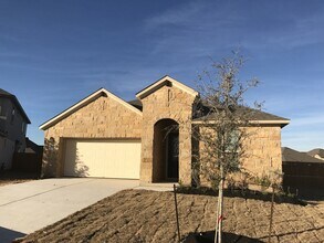 Building Photo - FIVE BEDROOM, THREE BATH 1-STORY HOME