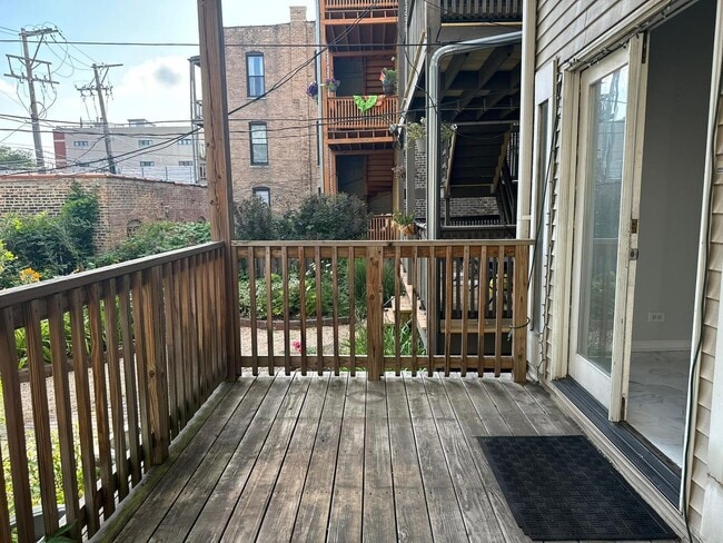 Building Photo - 923 W Fletcher St