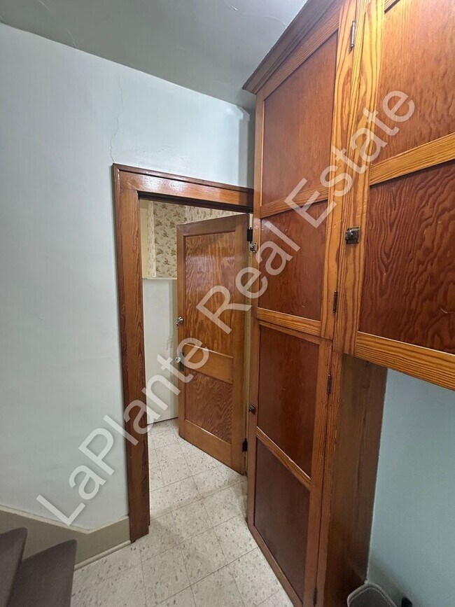 Building Photo - 1439 Vassar Dr