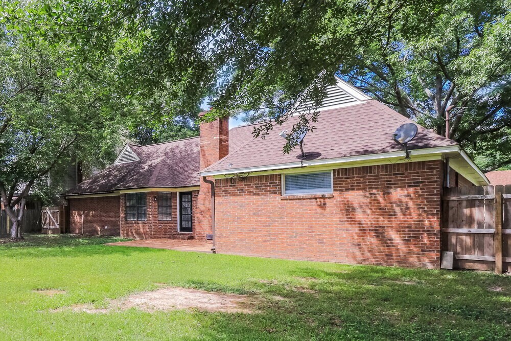 Building Photo - 4879 Baywood Dr
