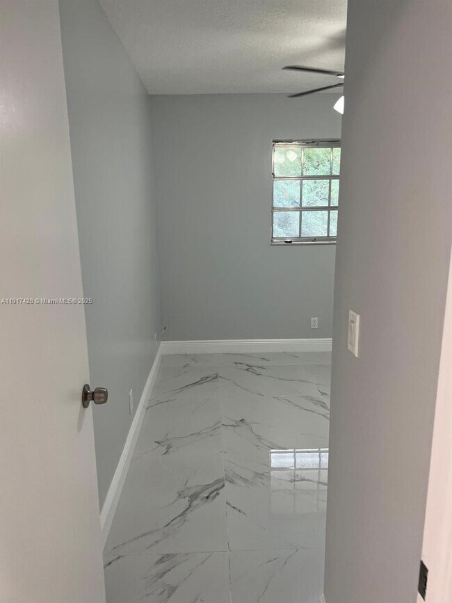 Building Photo - 3064 Riverside Dr