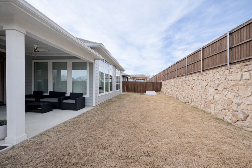 Building Photo - 8641 Spindletop Dr