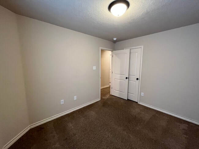 Building Photo - 6866 Lakeview Dr.