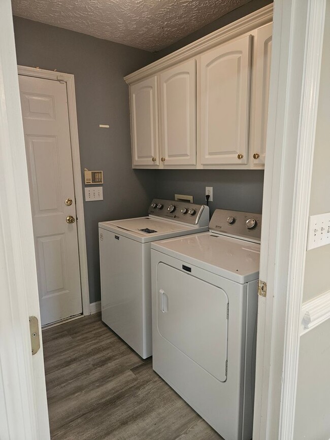 Building Photo - 4 Bedroom, 2.5 Bath Home Located in the Es...
