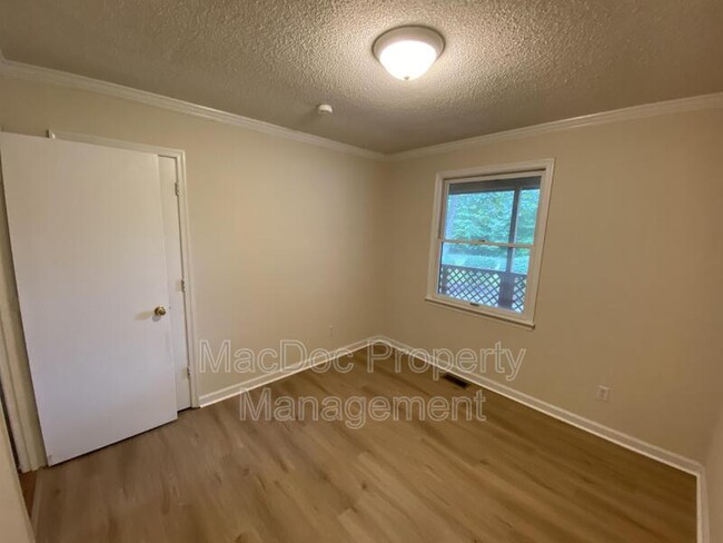 Building Photo - 104 Waverly Dr