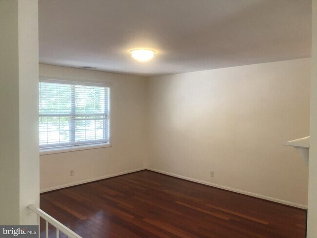 Building Photo - 2707 S Walter Reed Dr