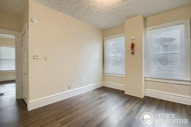 Building Photo - Charming 2BR on Lane and Indiana