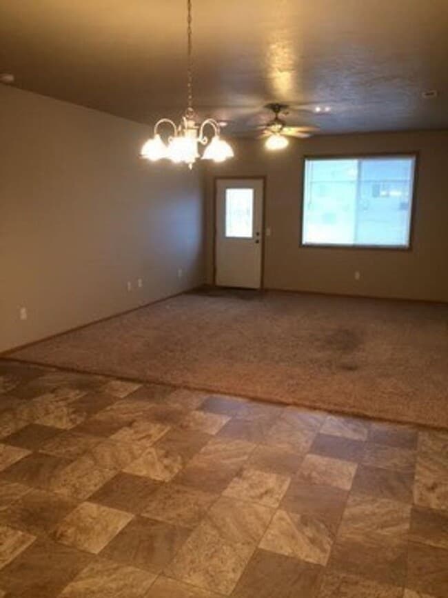 Building Photo - 3 Bedroom Condo!