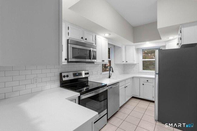 Building Photo - 815 S Pine Creek Rd