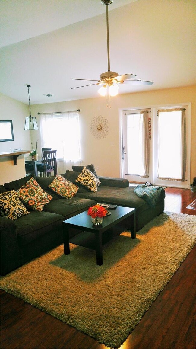 Building Photo - 34 Twin Oaks Pl