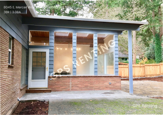 Building Photo - Elegant South Mercer Island Home with Lake...