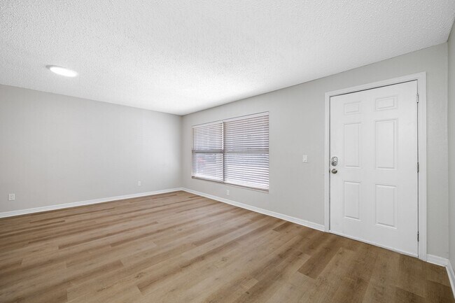 Building Photo - Spacious 1 Bed-1Bath Apartment Newly Renov...