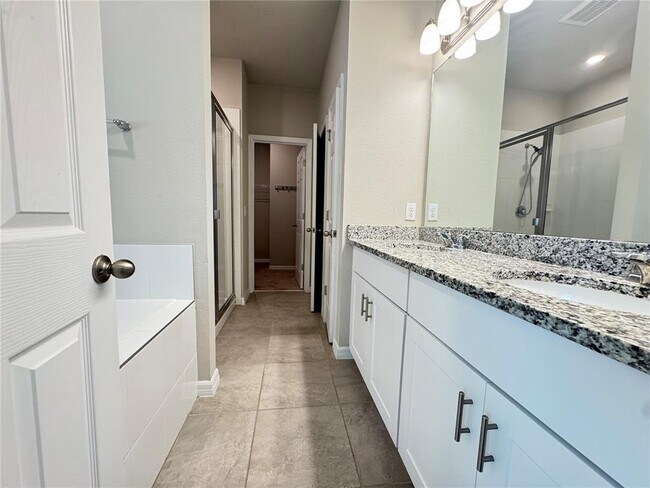 Building Photo - 440 Venetian Palms Blvd