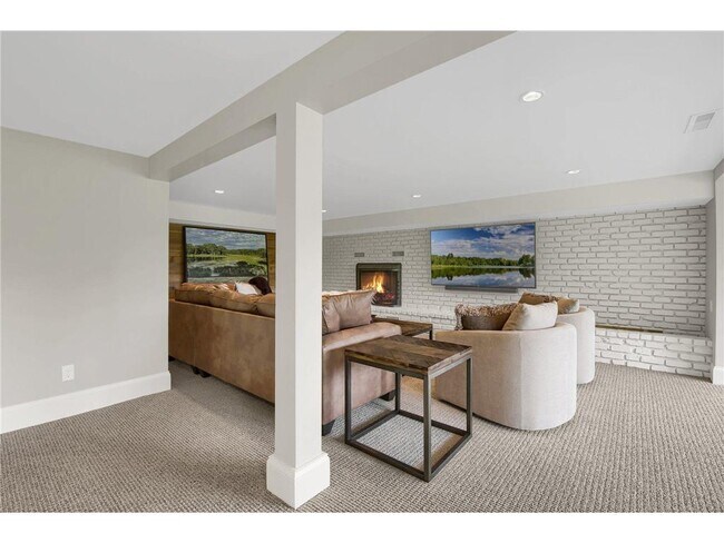 Building Photo - 3465 Deephaven Ave