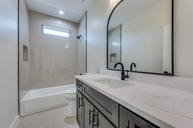 Building Photo - 3324 Navaro St