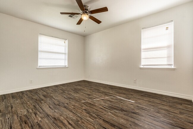 Building Photo - 709 NE 79th Pl