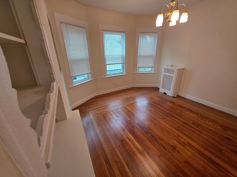 Building Photo - 1028 Fellsway