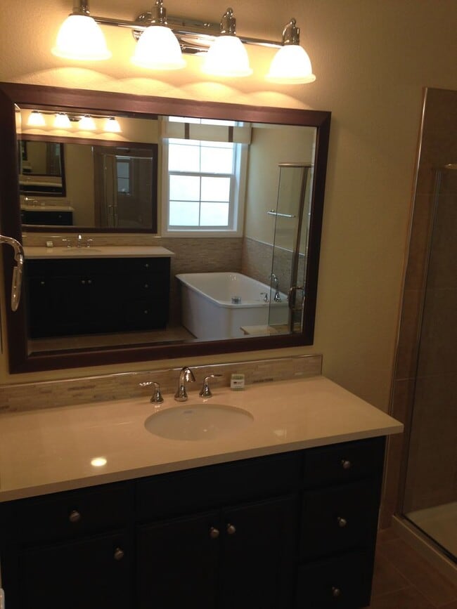 Building Photo - Gorgeous Model Spacious Folsom Unit!
