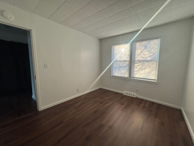 Building Photo - 501-503 River Road