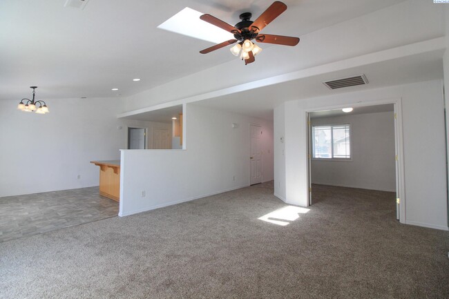 Building Photo - 3 bed, 2 bath Rambler w/ an Office in West...