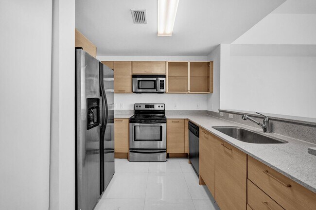 Building Photo - 1 bedroom and 1 bath condo located east side of Biscayne Blvd Miami Florida