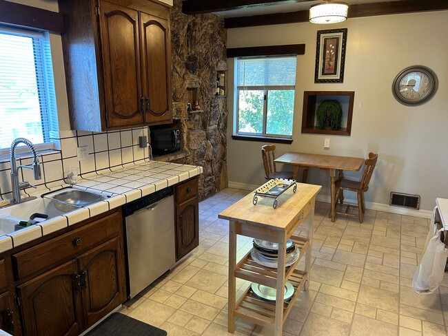 Building Photo - Bright & Spacious 3BR/2BA Home Overlooking Avalon Park – Furnished or Unfurnished- For Rent